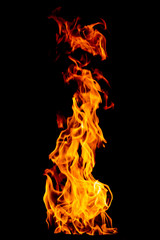 Flamme de feu isolée sur fond noir isolé - Beau style de texture de flamme de feu jaune, orange et rouge et rouge.
