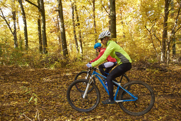 Fototapeta na wymiar On the mountain. Two cyclist woman enjoying the beautiful scenery while out mountain biking.