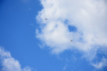  青空と雲、そして飛行機とヘリコプター「雲の風景」（共演、競演、仲たがい、分かれるなどのイメージ）