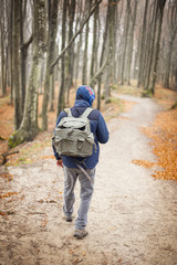 Pellegrino solitario mentre attraversa un bosco