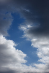 雲間の向こうに見える青空「空想・雲のモンスター」