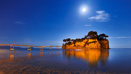 Petite île tropicale avec pont suspendu en bois de l& 39 île grecque de Zante à elle. Vue panoramique du paysage nocturne sous la lune. Mer Égée. Zante Zakinthos est une station balnéaire grecque populaire et célèbre.
