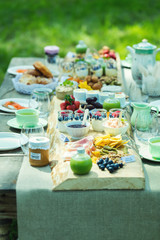 Vue plongeante d'une table de brunch à la campagne