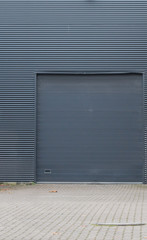 Tor einer Lagerhalle in anthrazit