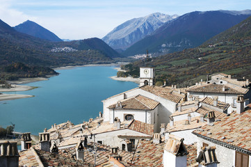 Obraz premium The town of Villetta Barrea that overlooks the namesake lake, at the foot of Mattone Mount, in the National Park of Abruzzo.