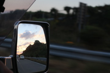 ミラー越しの夕焼け