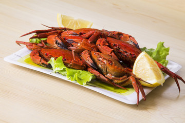 crab dish with lettuce and lemon
