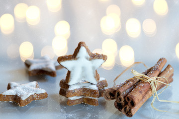 Zimtsterne mit Zimtstangen