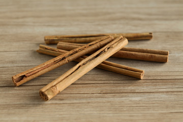 テーブルに置いた シナモン スティック