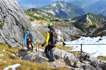 Bergsteiger auf dem Abstieg vom Gipfel über einen Klettersteig am Alpspitz, Bayern, Deutschland