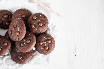 Dark chocolate cookies and milk