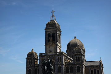 Fototapeta na wymiar Eglise Saint-Paul et monument aux soldats.