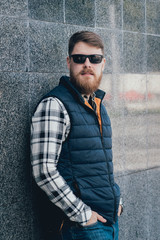 Obraz premium Handsome bearded man in casual clothes posing on camera