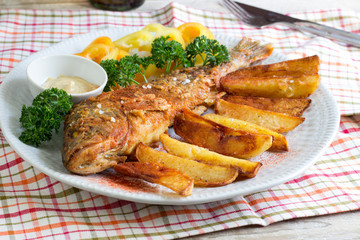 crispy fish with potatoes chips