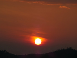 Obraz premium Beautiful red and orange color of the sky with the setting golden sun, North Eastern Thailand 