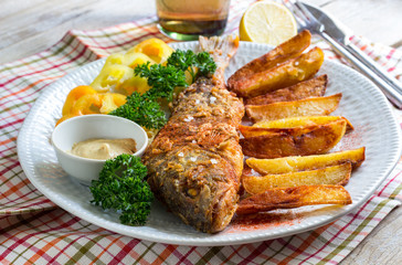 crispy fish with potatoes chips