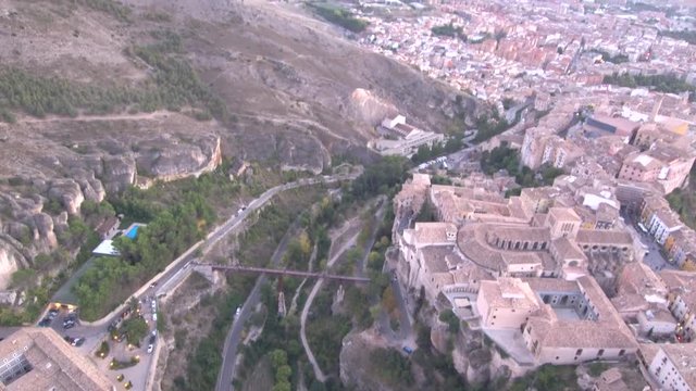 Cuenca desde el aire. La ciudad Patrimonio de la Humanidad de Cuenca (Castilla Mancha, España) es una villa medieval fortificada.