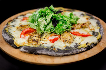 Black pizza with chicken