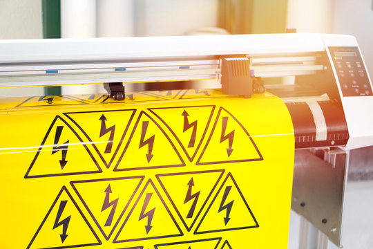 Werbetechik / Schneideplotter schneidet Aufkleber