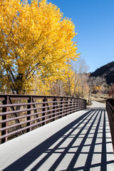 Naklejka premium Bridge on the Animas river trail in the autumn