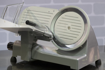 Industrial machine for cutting meat and meat products 