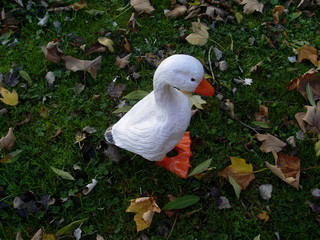 Bèbè oie en rèsine ,posè dans l'herbe