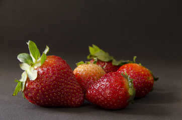 Fresas en fondo negro