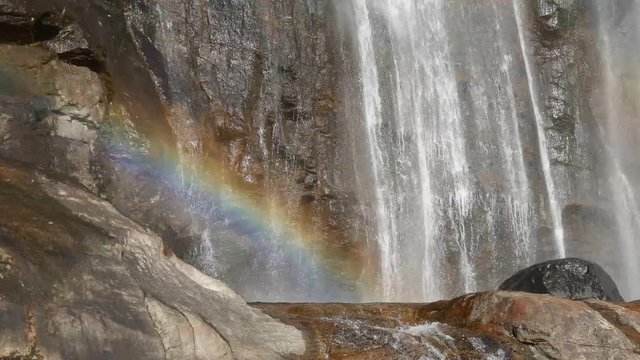 Arcobaleno fiabesco nella cascata alpina