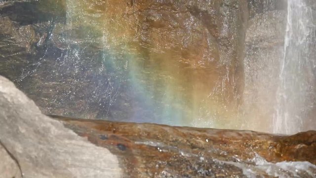 Arcobaleno fiabesco nella cascata alpina