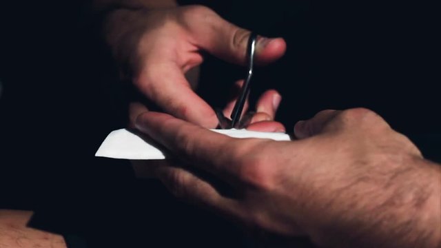 sportif qui se soigne avec un pansement 