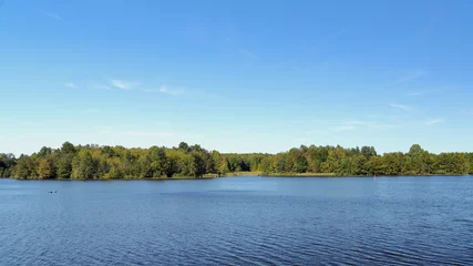 Fototapete See / Teich Bäume am Ufer eines blauen Sees im Spätsommer