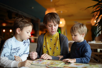 Obraz premium Family choosing dishes