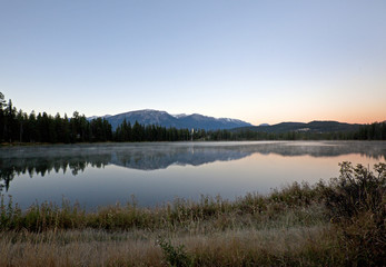 Obraz na płótnie Canvas fairmont jasper lodge lake