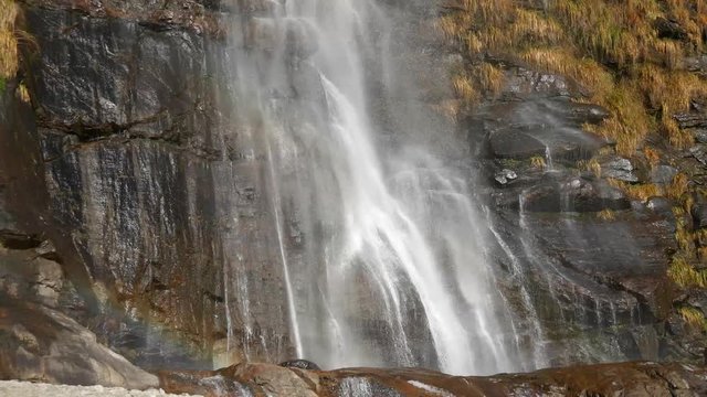 Arcobaleno fiabesco nella cascata alpina