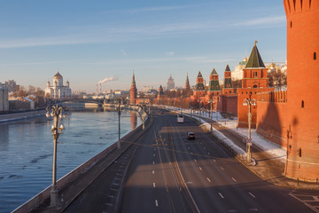 Obraz premium Moscow on a winter morning. View from the Moskvoretsky bridge on the river and the Kremlin, towards the Cathedral of Christ the Savior