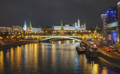 Fototapeta na wymiar Moscow. Evening view of the Kremlin and the Great Stone Bridge from the Patriarchal bridge at night