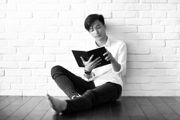 Obraz premium Asian student with books