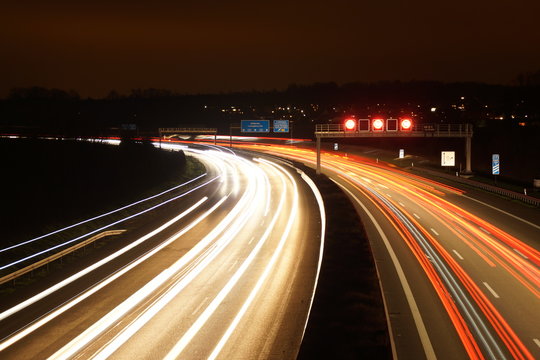 Autobahn bei Nacht