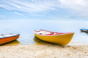 Naklejka premium Rowboats moored on the beach