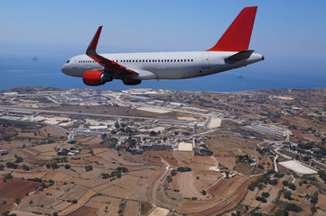 Samolot pasażerski przed lądowaniem na lotnisku na Malcie - obrazy, fototapety, plakaty