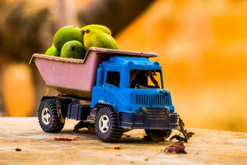 Caminhão caçamba de brinquedo 