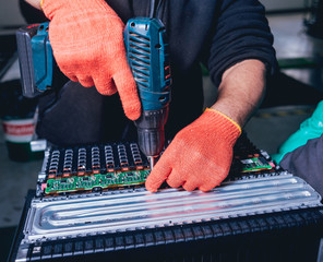 Charging the batteries of the elecric motor. Disassembling the battery of an electric vehicle engine