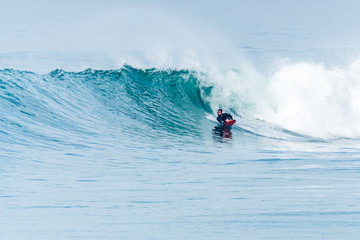 Naklejka premium Bodyboarder surfing ocean wave