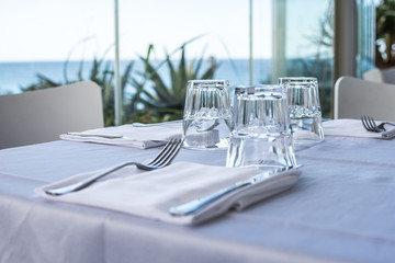 sfondo con tavola apparecchiata di ristorante