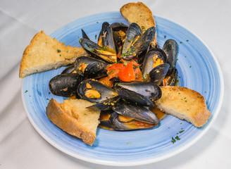 piatto artistico con cozze e pane