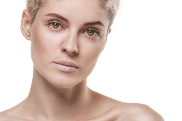 Obraz premium Portret dziewczyny blondynka krótkie włosy w studio.