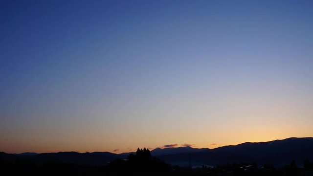 日の出タイムラプス　山から昇る太陽