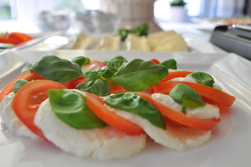 Tomaten, Mozzarella, Basilikum - Frühstücksbuffet im Hotel