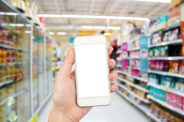 Fototapeta na wymiar young woman hand using smart phone on Supermarket blur background