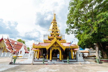 Obraz premium LAMPANG, TAJLANDIA: 27 czerwca 2017 r., Świątynia Wat Phra Kaew Don Tao Suchadaram w Lampang, Tajlandia